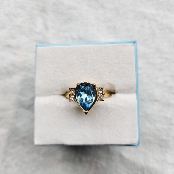 Avon Blue Topaz Teardrop Ring With Clear Rhinestones, Goldtone, Size 8, NWOT - Picture 5 of 10